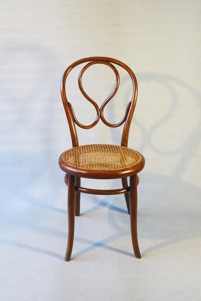 Thonet Bistrostuhl Nr. 20, OMEGA von 1875 , Farbton "cherry".