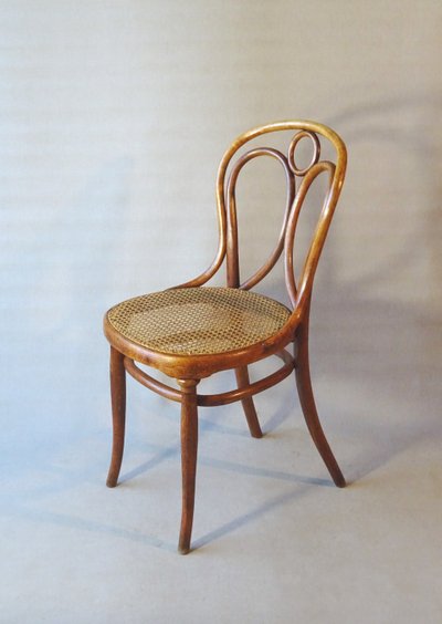 Chaise THONET N°19/1 assise trapeze cannée à neuf. Ca,1880