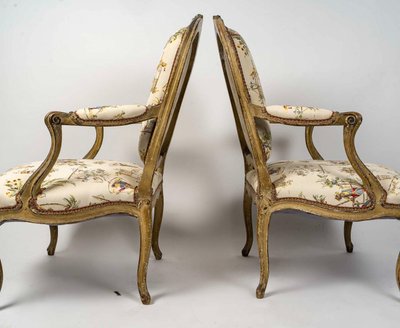 Paire de Larges Fauteuils en Hêtre Naturel Laqué d’Époque Louis XV vers 1740-1750