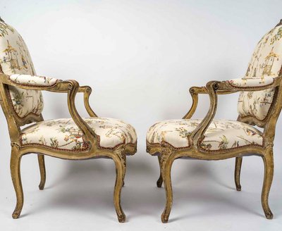 Paire de Larges Fauteuils en Hêtre Naturel Laqué d’Époque Louis XV vers 1740-1750