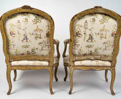 Paire de Larges Fauteuils en Hêtre Naturel Laqué d’Époque Louis XV vers 1740-1750