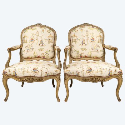 Paire de Larges Fauteuils en Hêtre Naturel Laqué d’Époque Louis XV vers 1740-1750