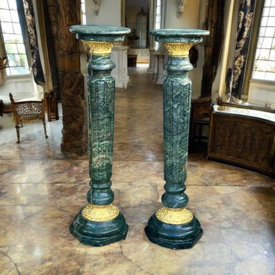 PAIRE DE COLONNES EN MARBRE VERT ORNÉES DE BRONZE DORÉ DU XIXe de 118 CM DE HAUT