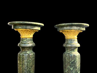 PAIRE DE COLONNES EN MARBRE VERT ORNÉES DE BRONZE DORÉ DU XIXe de 118 CM DE HAUT