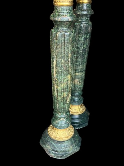 PAIRE DE COLONNES EN MARBRE VERT ORNÉES DE BRONZE DORÉ DU XIXe de 118 CM DE HAUT