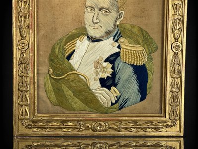 PAIRE DE TABLEAUX NAPOLÉONIEN EN SOIE IMPRIMÉE ET BRODÉE DE FILS DE SOIE