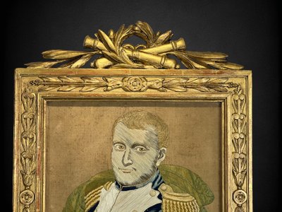 PAIRE DE TABLEAUX NAPOLÉONIEN EN SOIE IMPRIMÉE ET BRODÉE DE FILS DE SOIE