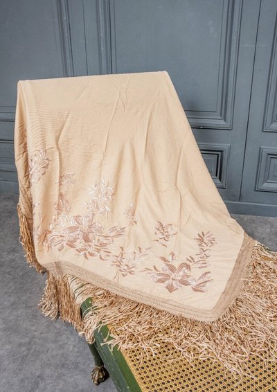 Nappe ou châle brodé XIXe décor floral et franges