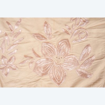 Nappe ou châle brodé XIXe décor floral et franges