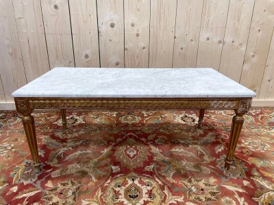 Couchtisch im Louis XVI -Stil in goldenem Holz und Carrare Marmor