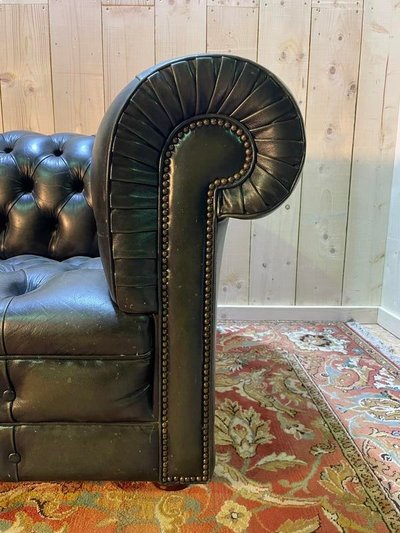 Englisches Chesterfield -Sofa in grünem Leder