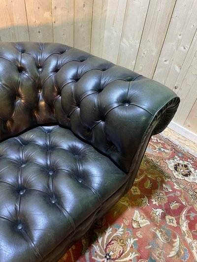 Englisches Chesterfield -Sofa in grünem Leder