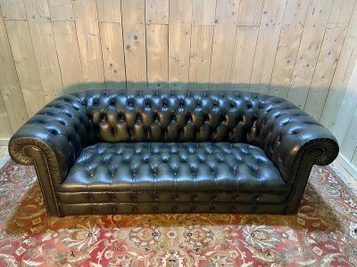 Englisches Chesterfield -Sofa in grünem Leder