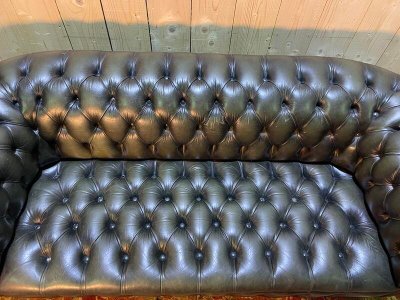 Englisches Chesterfield -Sofa in grünem Leder