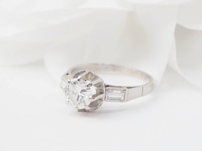 Solitaire ring in white gold and diamond