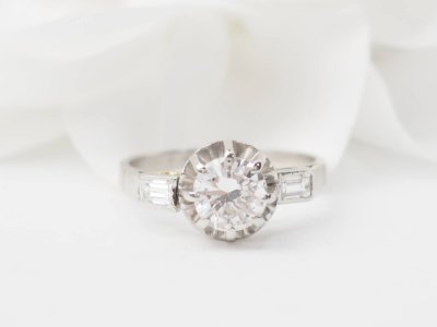 Solitaire ring in white gold and diamond