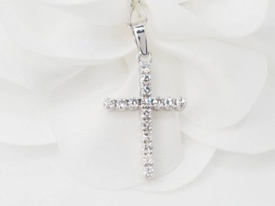 Collier pendentif croix en or blanc et diamants