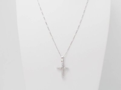 Collier pendentif croix en or blanc et diamants