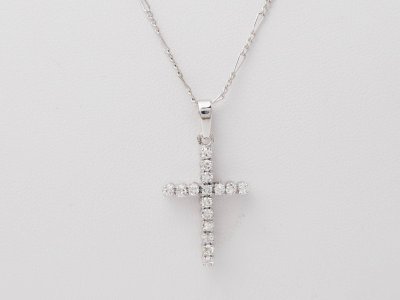 Collier pendentif croix en or blanc et diamants