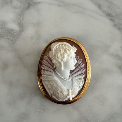 19th century cameo, profile of a woman, gold setting