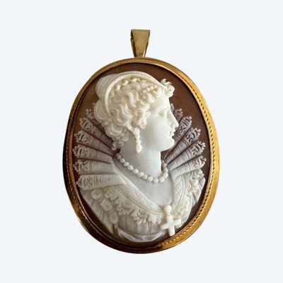 19th century cameo, profile of a woman, gold setting