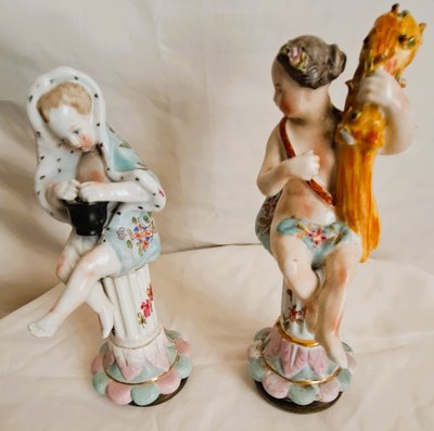 Paire de Figurine sur colone en porcelaine de Saxe 19ème