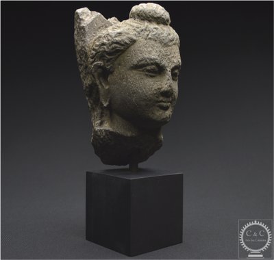 Antica regione del Gandhara, II-IV secolo d.C., testa di Buddha in scisto grigio