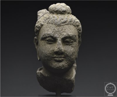 Antica regione del Gandhara, II-IV secolo d.C., testa di Buddha in scisto grigio