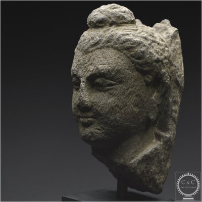 Antica regione del Gandhara, II-IV secolo d.C., testa di Buddha in scisto grigio