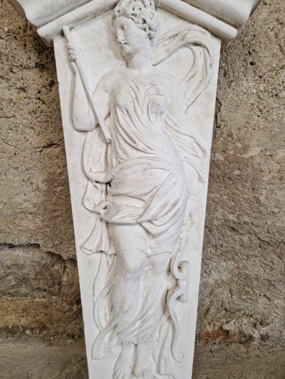 Großes antikes Flachrelief aus einer Pariser Kirche