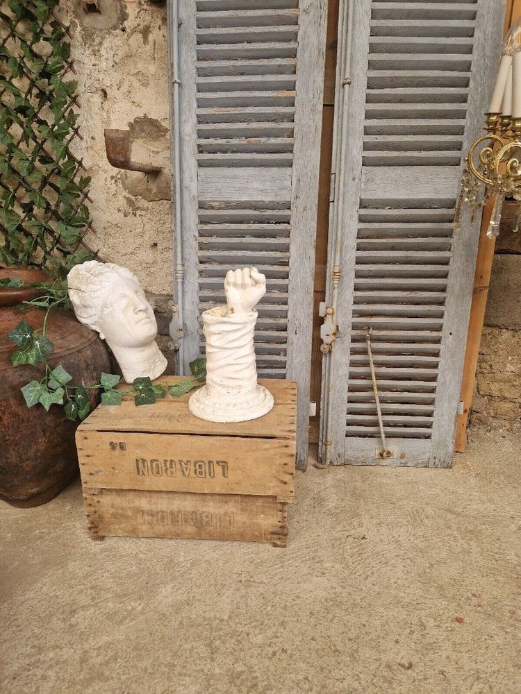 Antica scultura artistica a grandezza naturale con busto di Venere in gesso su placca da muro