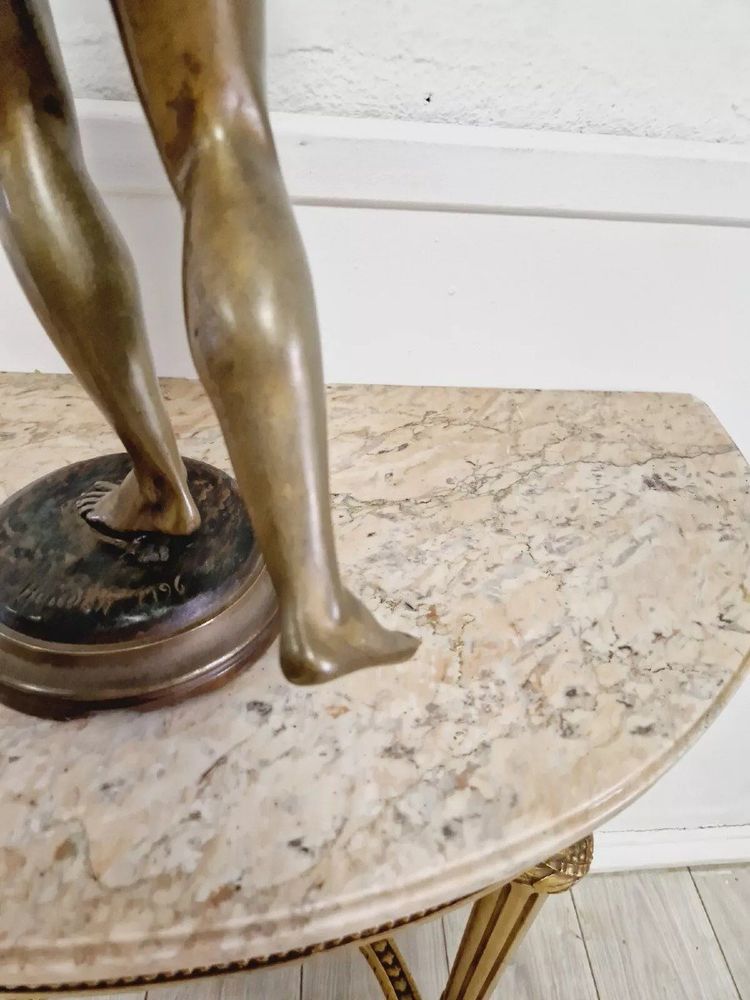 Scultura in bronzo antica di Diana cacciatrice