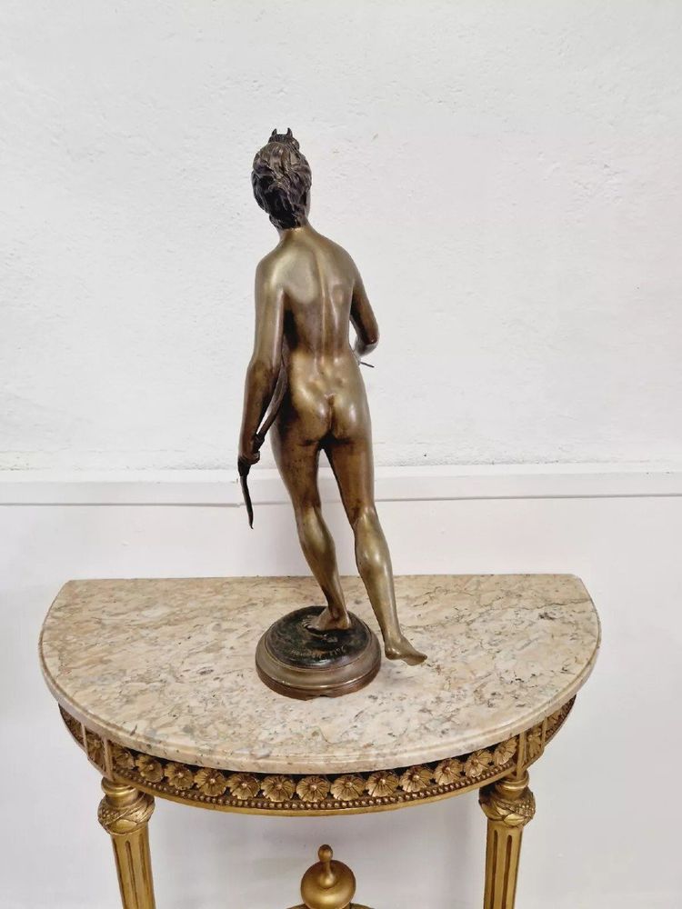 Scultura in bronzo antica di Diana cacciatrice