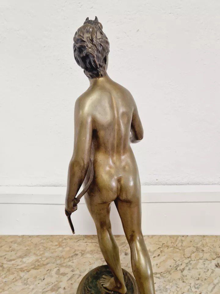 Scultura in bronzo antica di Diana cacciatrice