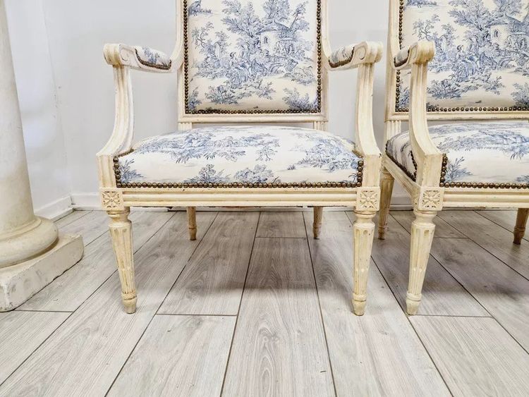 Paire De Fauteuils Bergères Antiques De Style Directoire