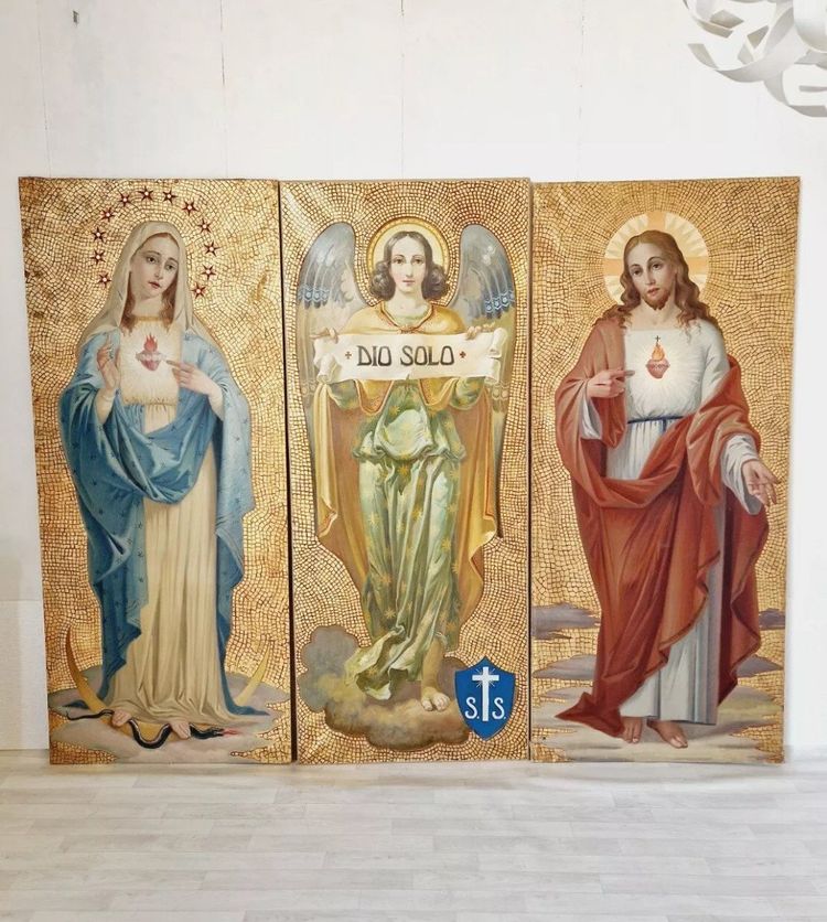 Triptych of Religious Oil Paintings on a Golden Background €4,995