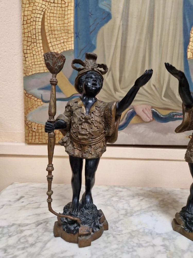 Coppia di antiche statuette moresche in bronzo a forma di candelabro