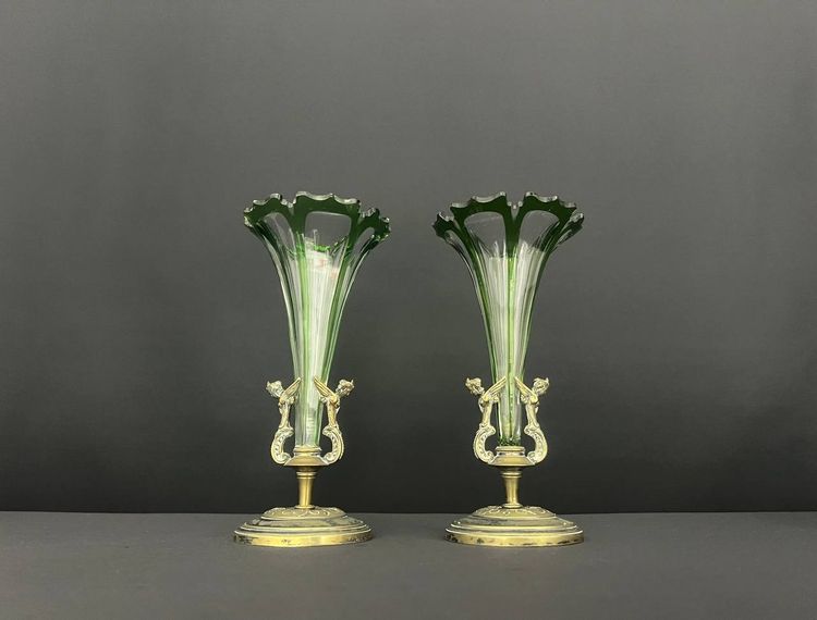 Paire De Vases Cornets En Cristal Doublé Vert Et Monture En Bronze