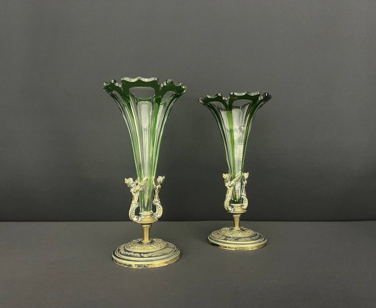 Paire De Vases Cornets En Cristal Doublé Vert Et Monture En Bronze