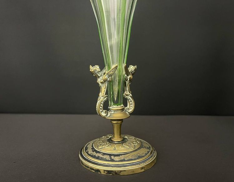 Paire De Vases Cornets En Cristal Doublé Vert Et Monture En Bronze