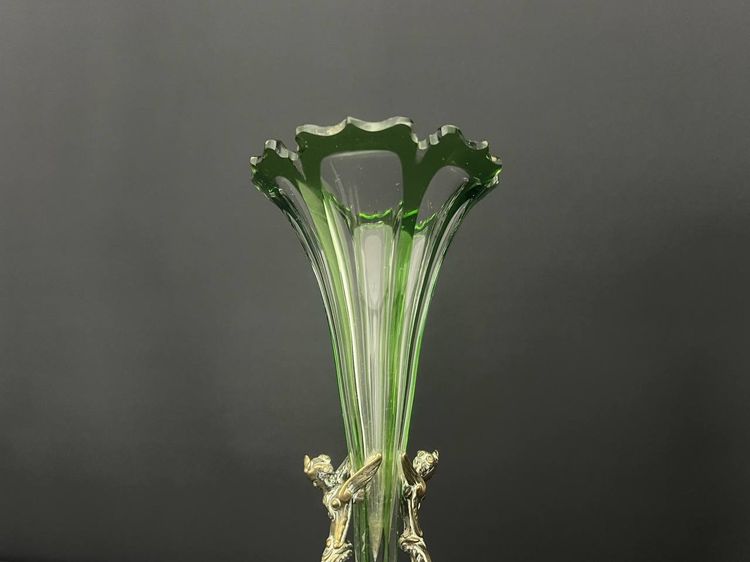 Paire De Vases Cornets En Cristal Doublé Vert Et Monture En Bronze