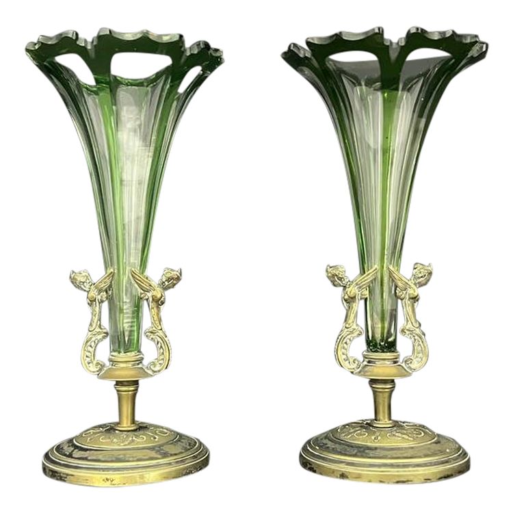 Paire De Vases Cornets En Cristal Doublé Vert Et Monture En Bronze