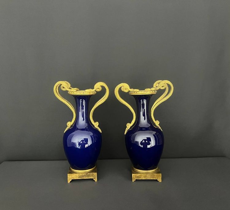 Paire De Vases En Porcelaine Bleu De Sèvres Et Bronze Doré