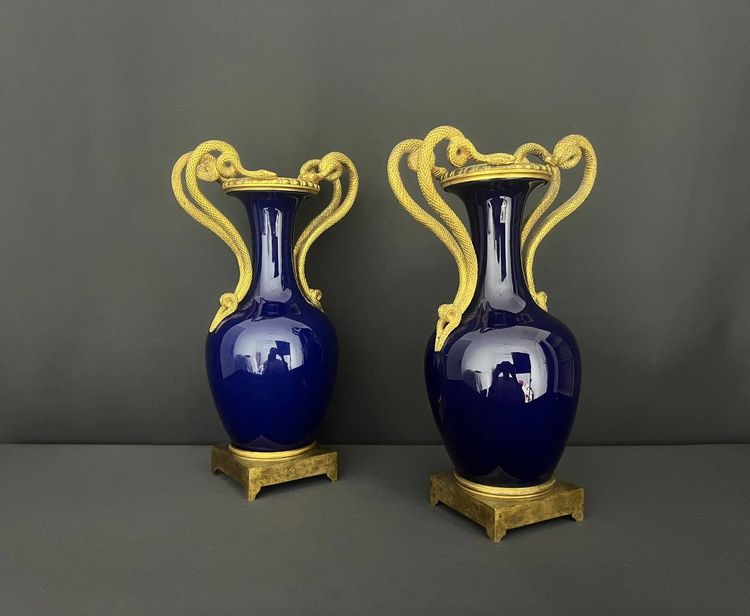 Paire De Vases En Porcelaine Bleu De Sèvres Et Bronze Doré