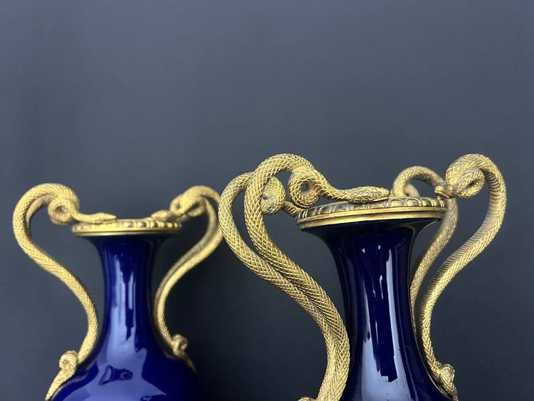 Paire De Vases En Porcelaine Bleu De Sèvres Et Bronze Doré