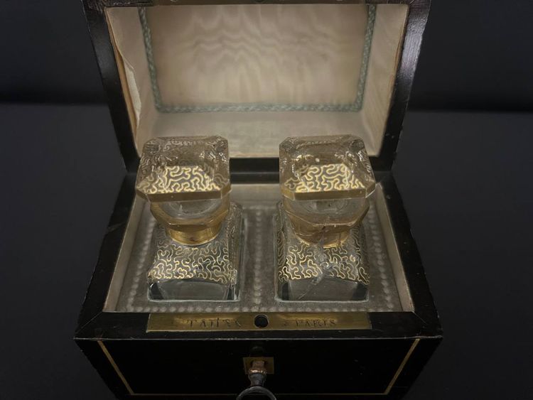 Coffret De Parfum En Marqueterie Boulle. Firmato Tahan a Parigi