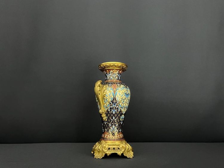 Vaso in bronzo dorato e smalto cloisonné. Circa 1900