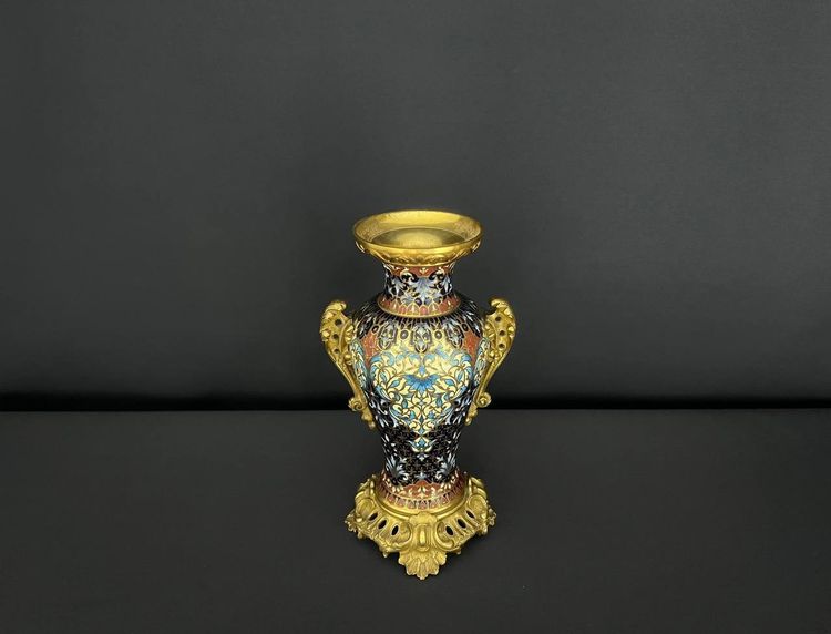 Vaso in bronzo dorato e smalto cloisonné. Circa 1900