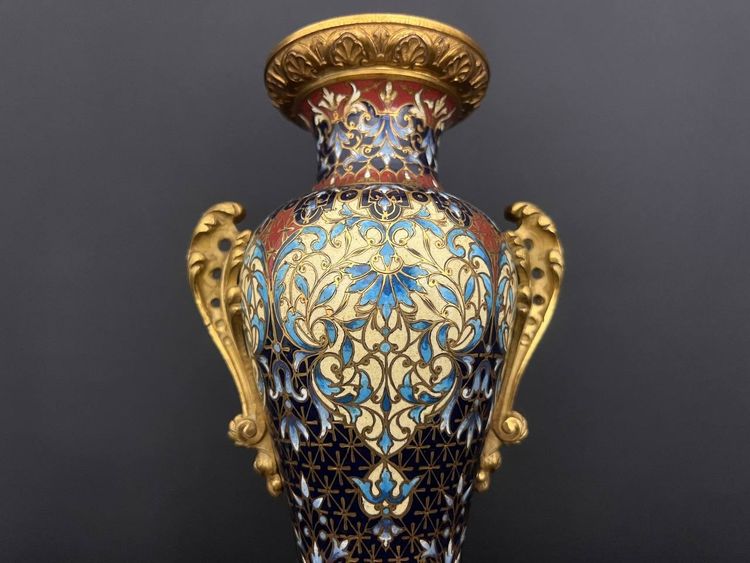 Vaso in bronzo dorato e smalto cloisonné. Circa 1900