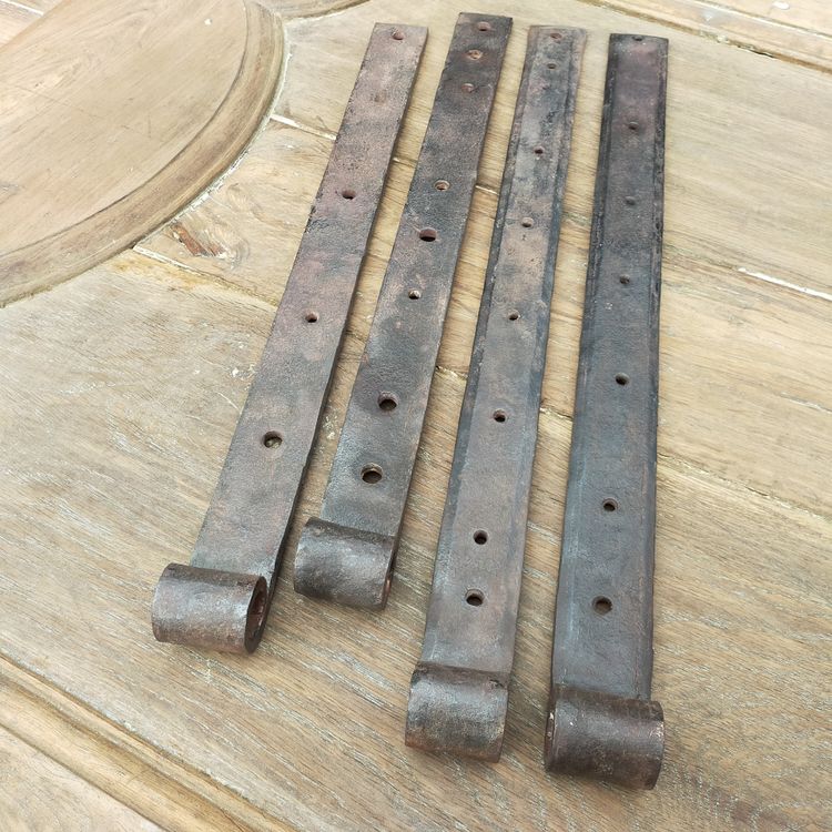 Lot De 18 Pentures Anciennes Forgées à La Main XVIIIème Pour Portes Ou Volets